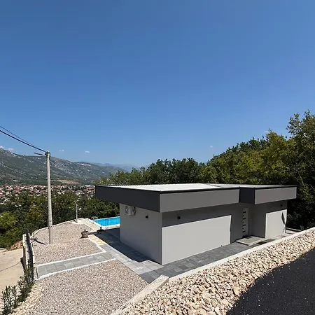 Hillside Roza - Private Pool 莫斯塔尔